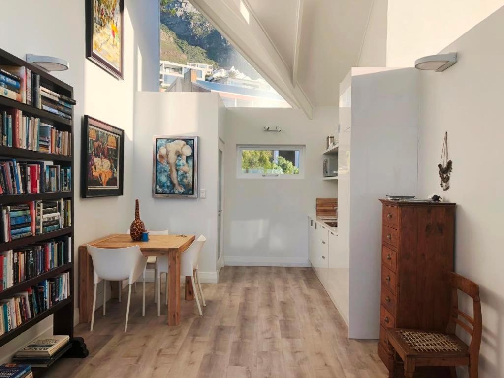 Bright Camps Bay Loft With Stunning Views And Shared Pool Apartman Fokváros Kültér fotó