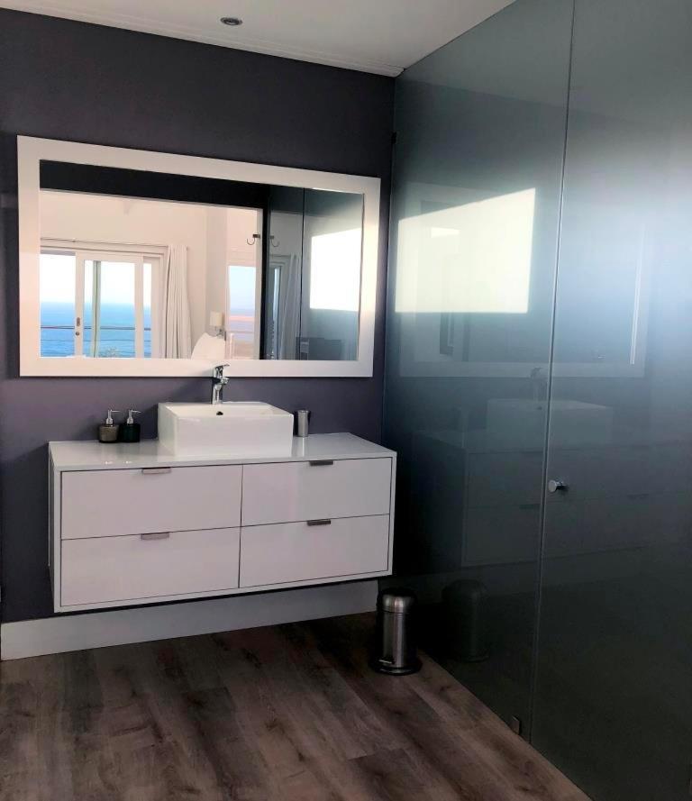 Bright Camps Bay Loft With Stunning Views And Shared Pool Apartman Fokváros Kültér fotó