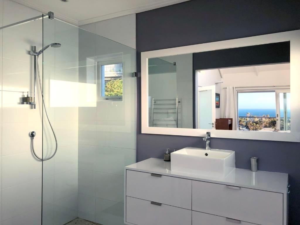 Bright Camps Bay Loft With Stunning Views And Shared Pool Apartman Fokváros Kültér fotó