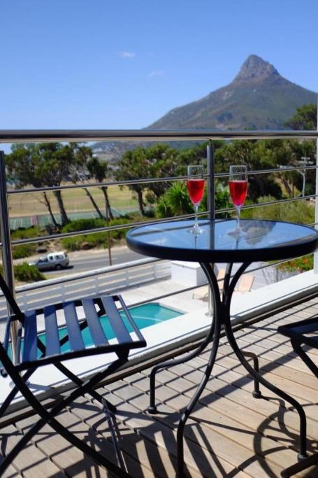 Bright Camps Bay Loft With Stunning Views And Shared Pool Apartman Fokváros Kültér fotó